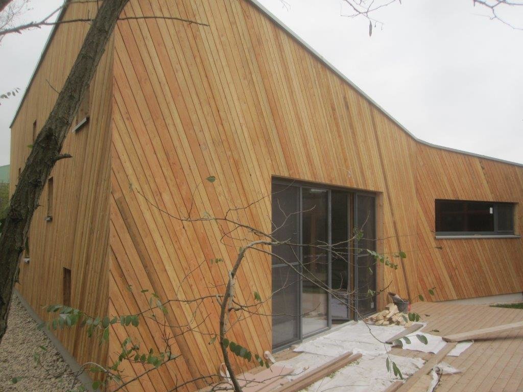 Schräg angeordnete Holzplanken einer Fassade