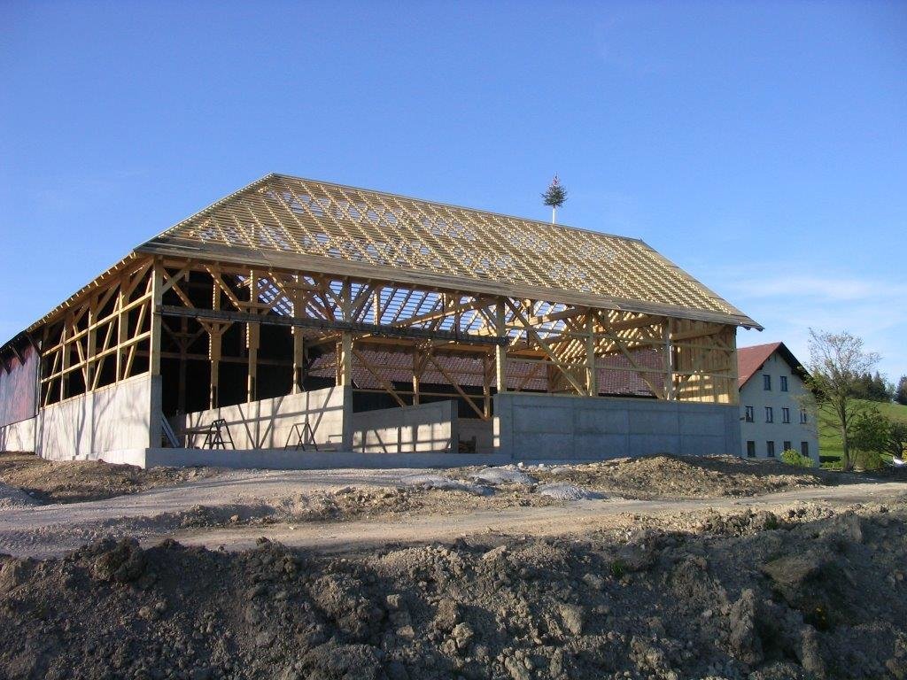 Gebäude mit Grundmauern aus Beton und fertigem Dachstuhl
